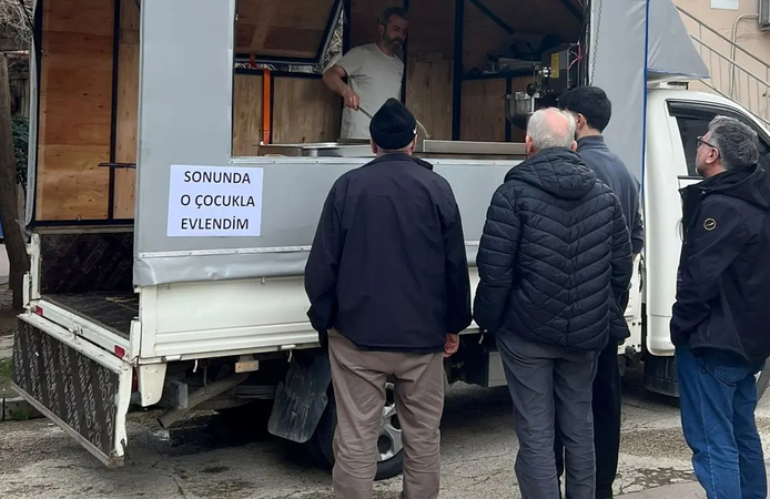“Sonunda o çocukla evlendim” yazılı lokma dağıtımı gülümsetti