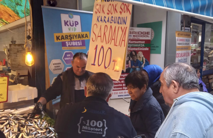 Karşıyaka’da sardalya akını: Ucuz fiyat kuyruğa neden oldu
