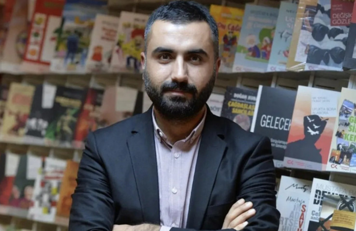 Gazeteci Alican Uludağ gözaltına alındı: Cumhurbaşkanına alenen hakaret ve yanıltıcı bilgi yayma suçlamalarıyla soruşturma