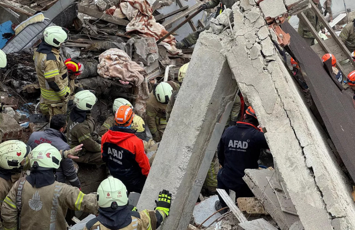 Fatih'te çöken 2 binanın enkazından bir kişinin cansız bedeni çıkarıldı