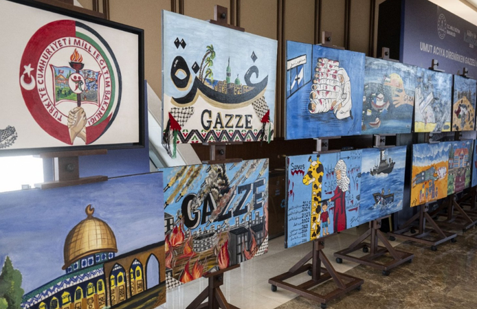 Filistinli öğrencilerin resimleri Külliye’de Ramazan etkinliklerinde sergileniyor
