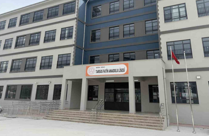 Mersin’de bir lise öğrencisi okulda silahla yakalandı