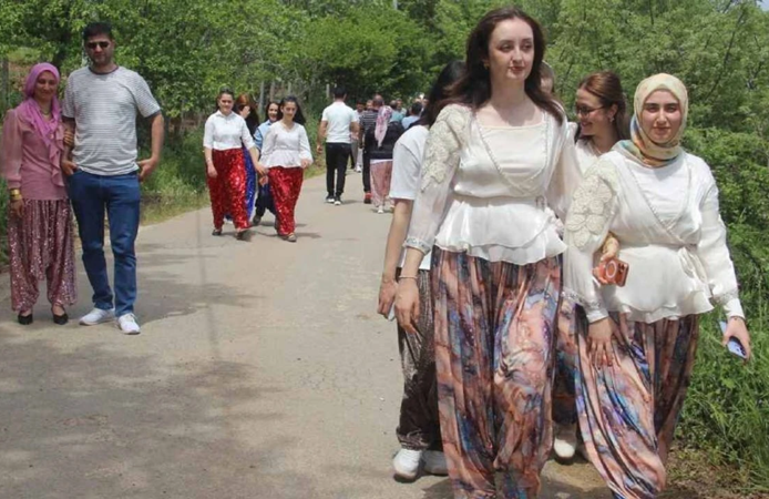 Gençler 1,5 kilometrelik yolda yürüyerek nasiplerini aradı