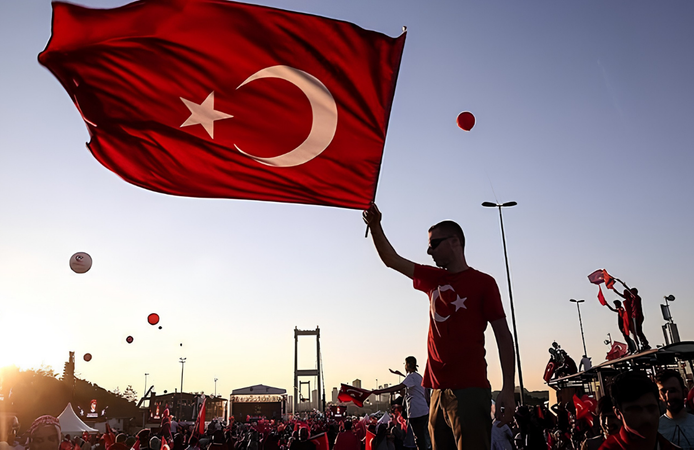 15 Temmuz'da hangi kurumlar kapalı? Resmi tatilde hizmet düzeni belli oldu