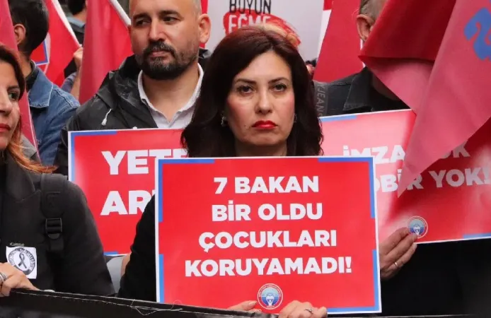 Eğitim-İş'ten Turgutlu'daki saldırı sonrası eylem: 7 bakana istifa çağrısı yapıldı