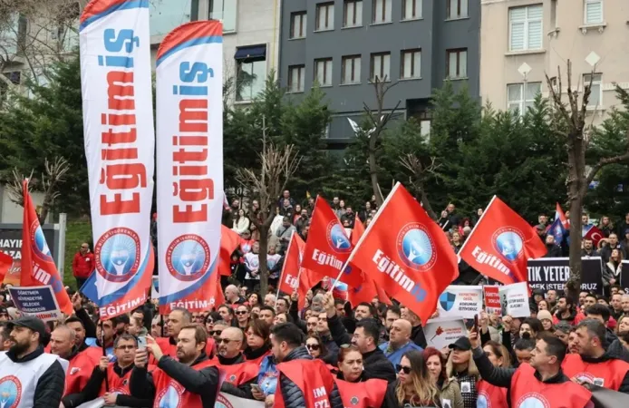 Turgutlu'daki okul saldırısına Eğitim-İş'ten tepki: Kokart takıp, siyah giyinecekler!