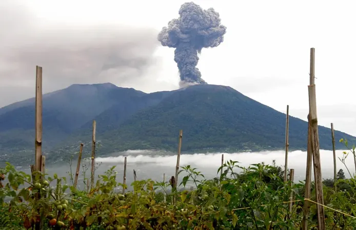 Endonezya’da Anak Krakatau alarmı: 1558 uçuş iptal, 170 bin yolcu mahsur