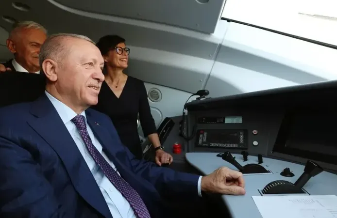 Erdoğan hızlı trenin test sürüşünde vatman koltuğuna oturdu