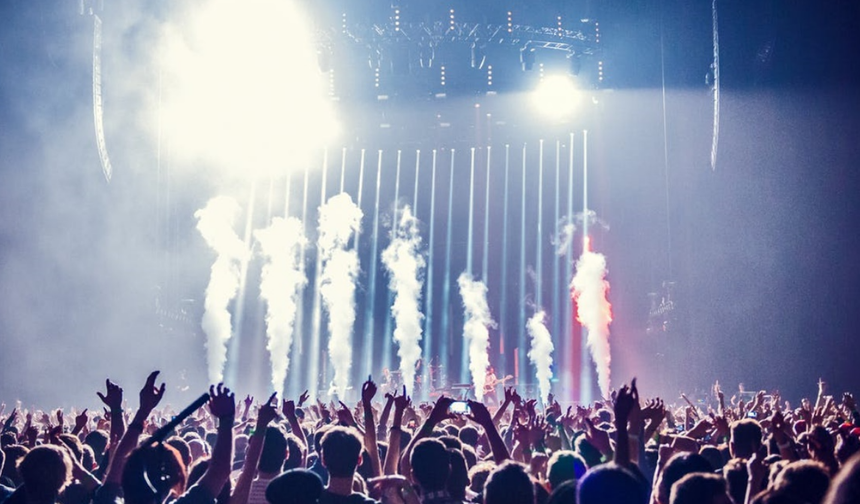 İzmir’de 80 milyonluk vurgun iddiası: Eğlence sektörünün tanınmış ismi Suç duyurusunda bulundu