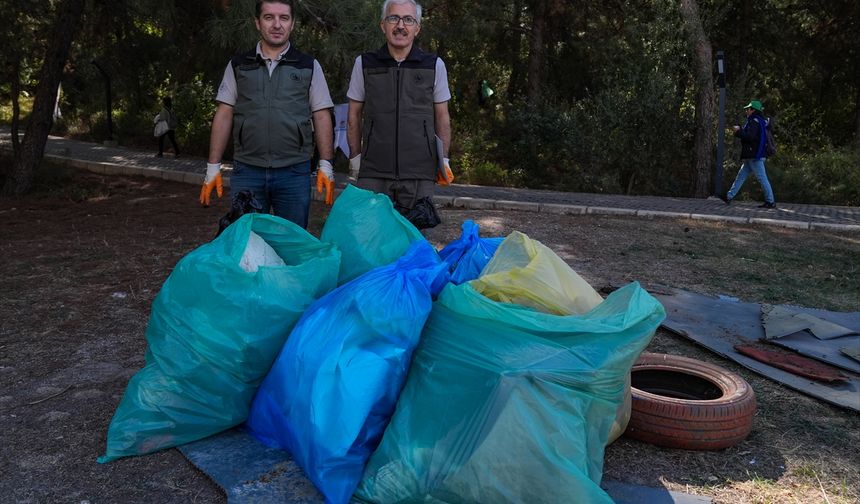 İzmir'de üniversite öğrencileri  ve STK temsilcilerinden orman temizliği