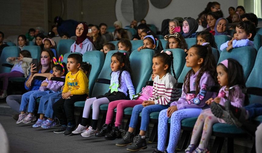 İzmir Bornova'da miniklere eğlenceli bir yolculuk: Şeker Turunç ve Çiçek'in piknik maceraları!