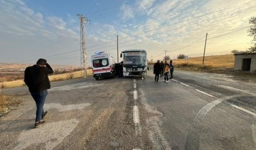 Elazığ’da kamyonet ile otobüs çarpıştı: 4 kişi yaralandı!