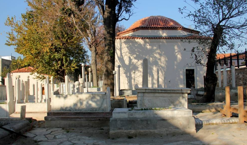 İzmir'de bulunan 700 yıllık Emir Sultan Türbesi