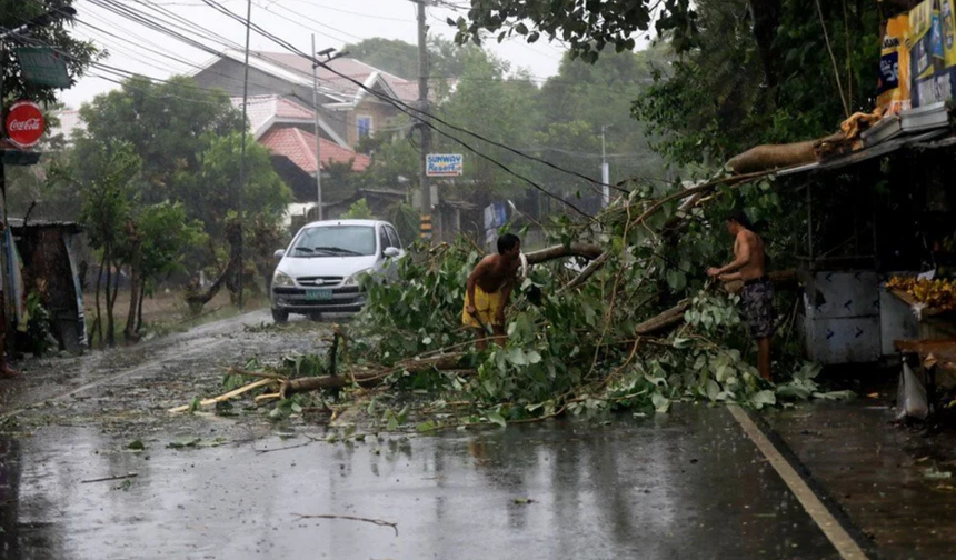 Filipinler'de Man-yi Tayfunu: 1.2 milyon kişi tahliye edildi, 93 uçuş iptal oldu!