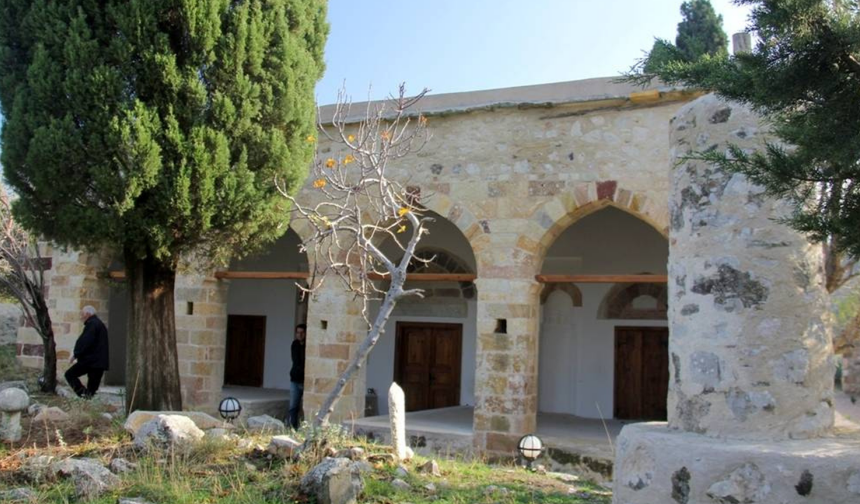 İzmir Karaburun'da yıkılmanın eşiğinden dönen tarihi Çullu Camii!