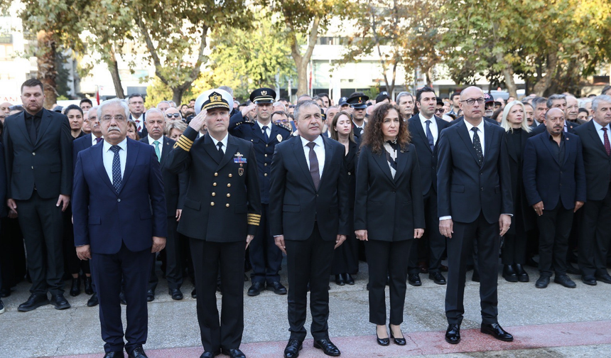 İzmir Karşıyaka’da hayat durdu, kalpler Atatürk için attı!