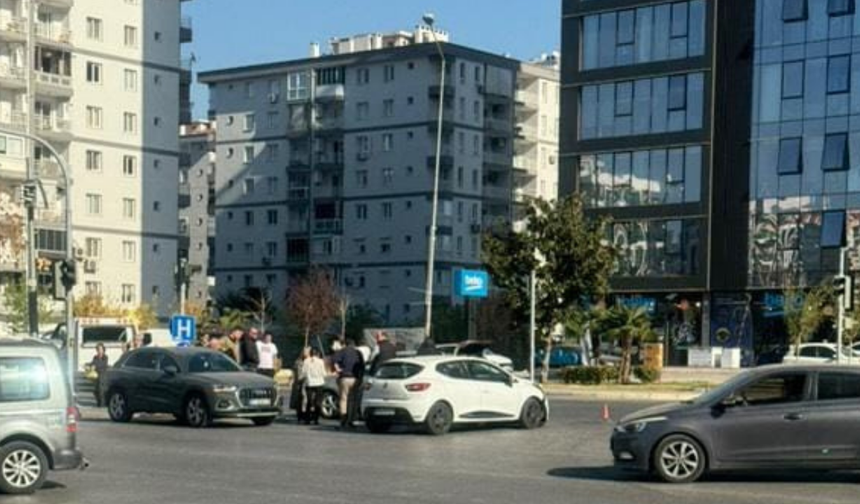 İzmir Karşıyaka'da trafik kazası: Maddi hasar meydana geldi!