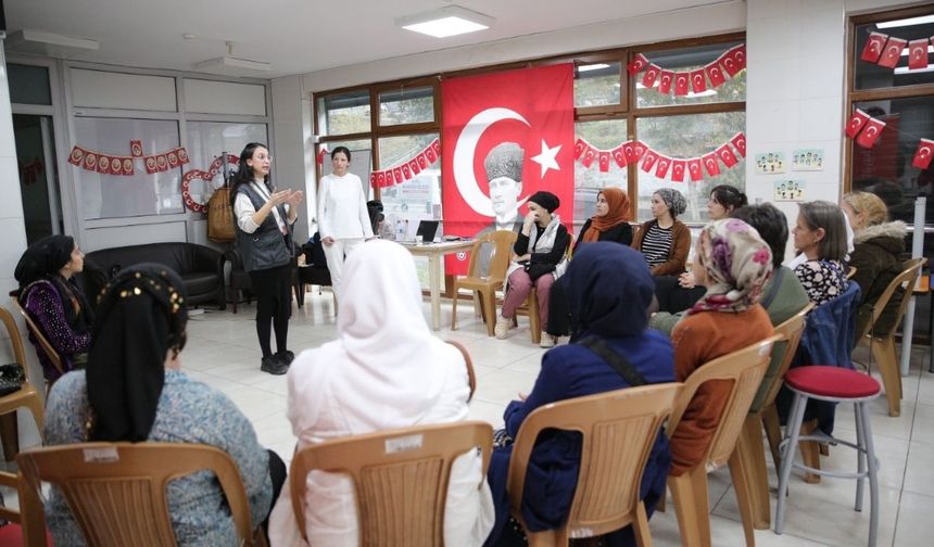 İzmir Konak'ta kadınlar güçleniyor: Haklarını koruma eğitimiyle yeni bir başlangıç