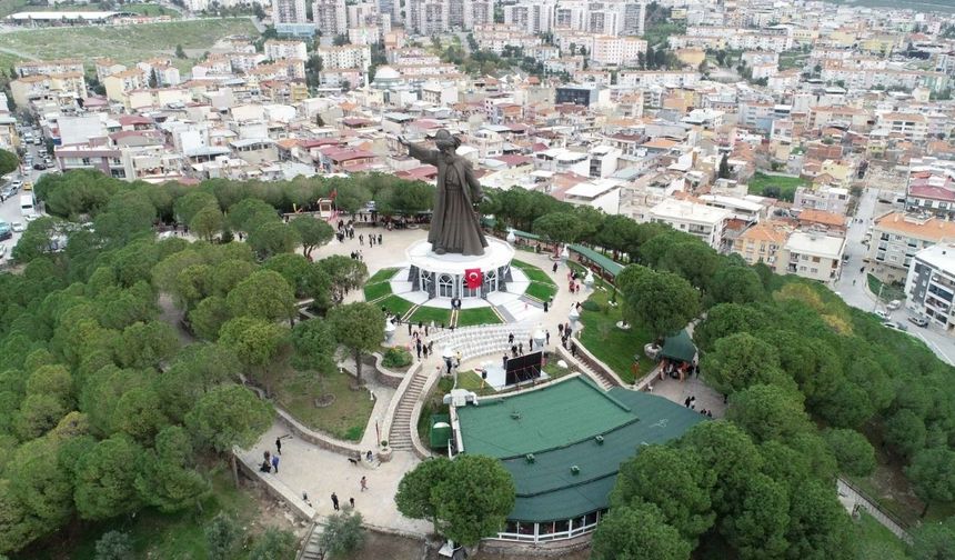 İzmir Buca’nın zirvesindeki ihtişam: Mevlana Heykeli ve Kültür Tesisleri