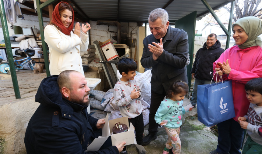 İzmir Güzelbahçe Belediye Başkanı Günay'dan ihtiyaç sahibi 400 aileye yılbaşı sürprizi!