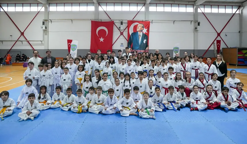 Gaziemir’de taekwondo heyecanı: Başarılı sporcular kuşak atladı