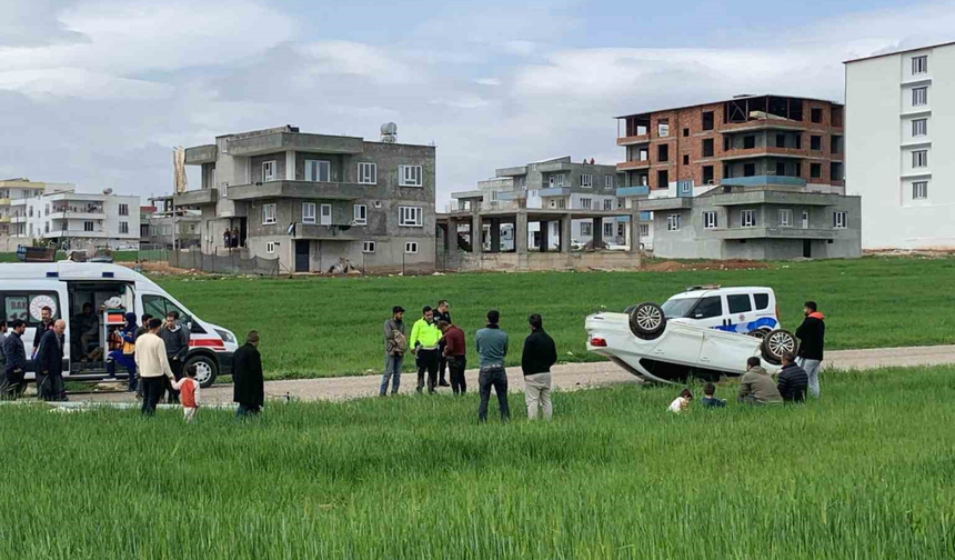 Aydınlatma direğine çarpan otomobil takla attı: 4 yaralı!