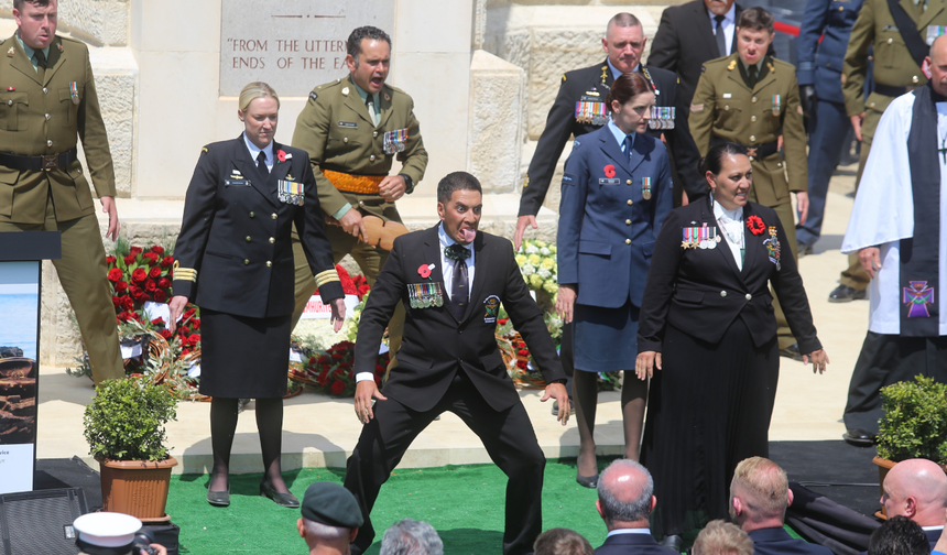 Çanakkale’deki atalarını “haka” dansıyla andılar