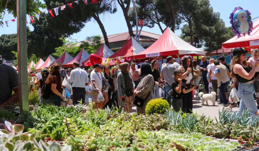 Bayındır’da Çiçek Festivali coşkulu konserlerle sona erdi