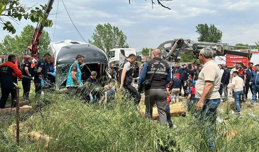 Çanakkale'de feci kaza: Yolcu otobüsü, kamyonet ve otomobil çarpıştı, 8 ölü
