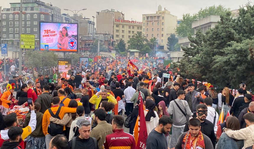 Galatasaray taraftarı Yenikapı'ya akın etti
