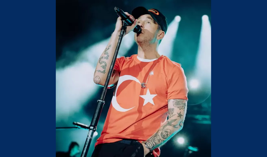 OneRepublic'in solisti Tedder, sahneye Türk Bayraklı tişörtle çıktı