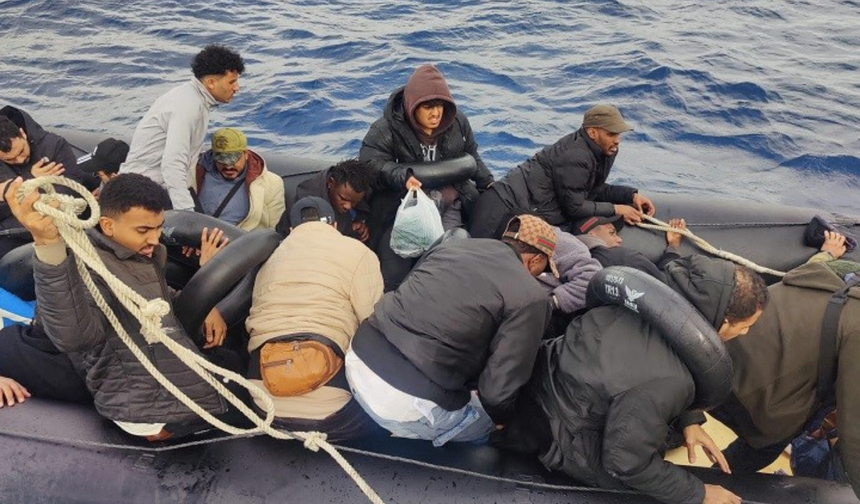 İzmir Çeşme'de 24 düzensiz göçmen kurtarıldı