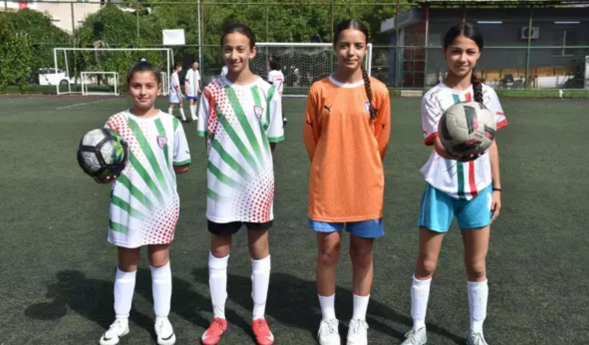 Karşıyaka'da kız futbolcular sahada parladı