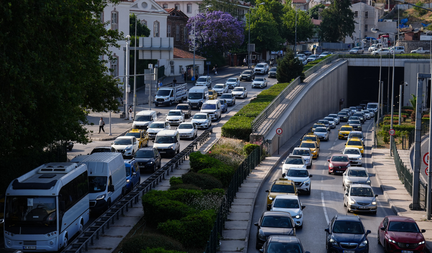 İzmir'de grev etkisi: Otobüs duraklarında yoğunluk, trafikte kilitlenme