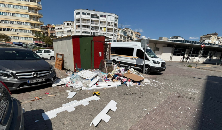 Bostanlı'nın girişinde çöp isyanı: Nergiz İZBAN önü çöplüğe döndü