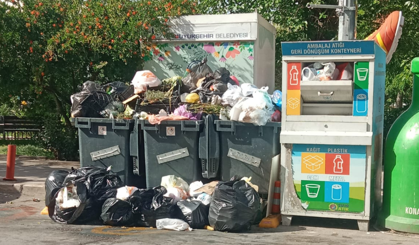 İşçiler grevde: Konak çöp içinde!