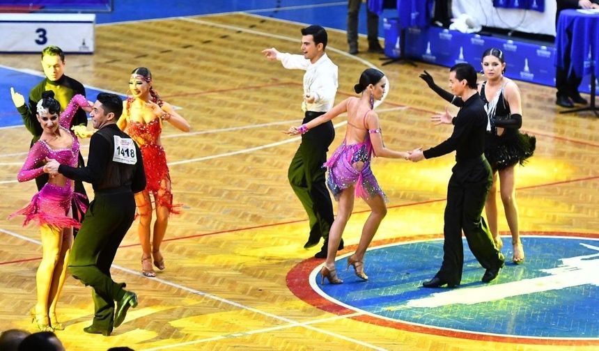 İzmir’de dansçılar kıyasıya yarıştı