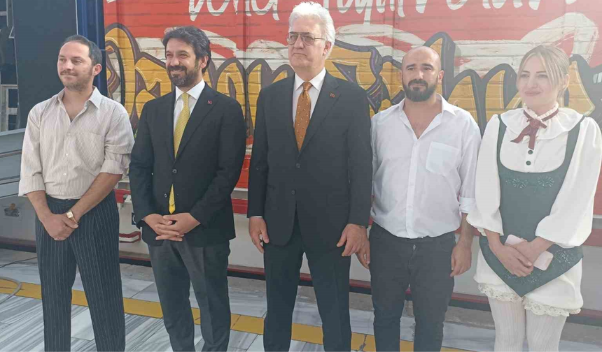 Vagon Sahne perdelerini açıyor