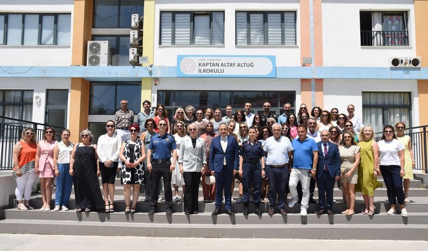 Karşıyaka’da karne sevinci: 40 bin öğrenci tatile girdi