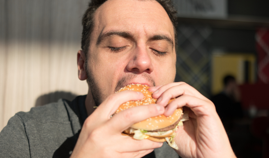 Hamburger yedikten 3 saat sonra öldü