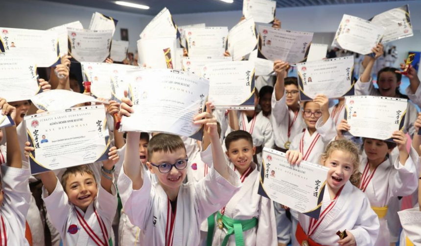 Aliağa’da 75 karateci kuşak atladı