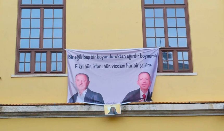 Galatasaray Lisesi’ne Fatih Altaylı ve Remzi Sanver’e destek pankartı asıldı