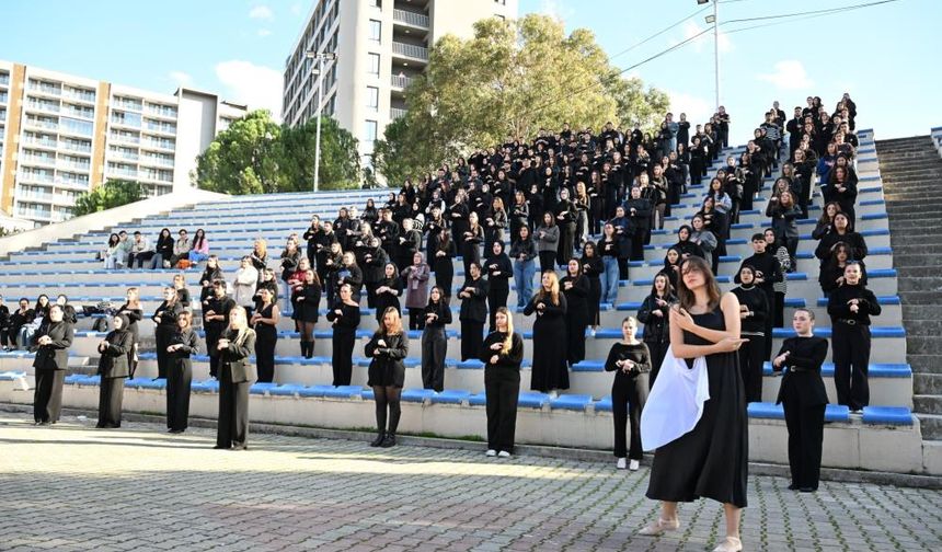 3 Aralık’ta işaret dili büyüledi: 300 öğrenciden “Karsu – Zaman” gösterisi