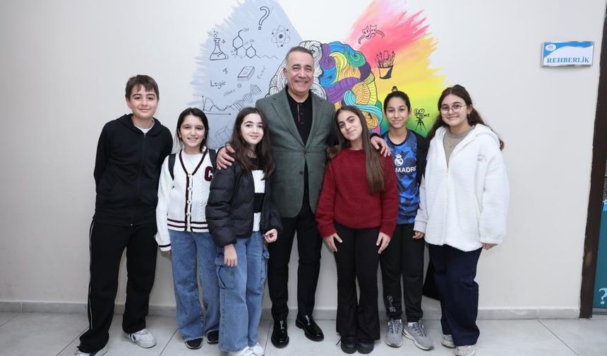 Sultangazi’de bilim ve sanat eğitimine yoğun ilgi: Başkan Dursun öğrencilerle buluştu