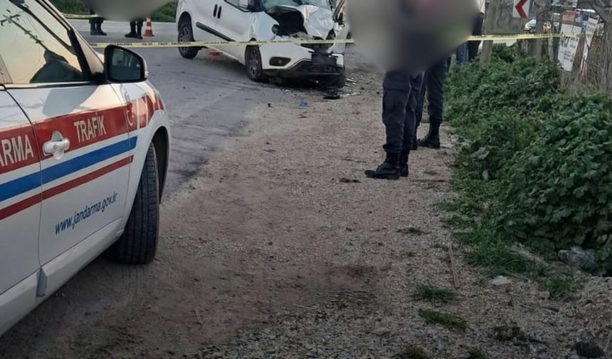 İzmir’de feci kaza! Otobüsle hafif ticari araç çarpıştı: 1 ölü, 2 yaralı