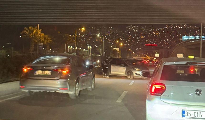 Bayraklı sahil yolunda akşam saatlerinde maddi hasarlı kaza