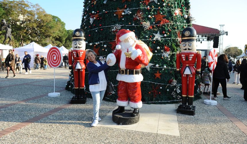 Karşıyaka’da yeni yıl coşkusu başladı! Festival 31 Aralık’a kadar Zühtü Işıl Meydanı’nda