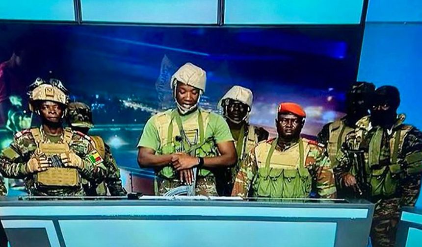 Afrika'da darbe: Askerler canlı yayında duyurdu