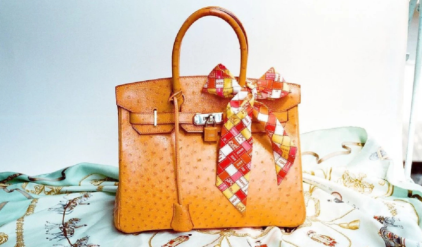 Ünlü şarkıcının çantası 11 dakikada 2,86 milyon dolara satıldı