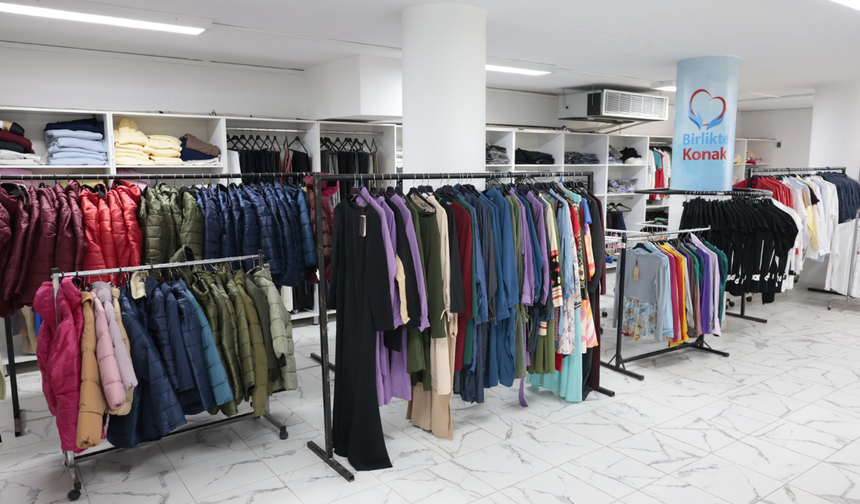 Konak’ta dayanışma büyüyor: Giysi Market açıldı